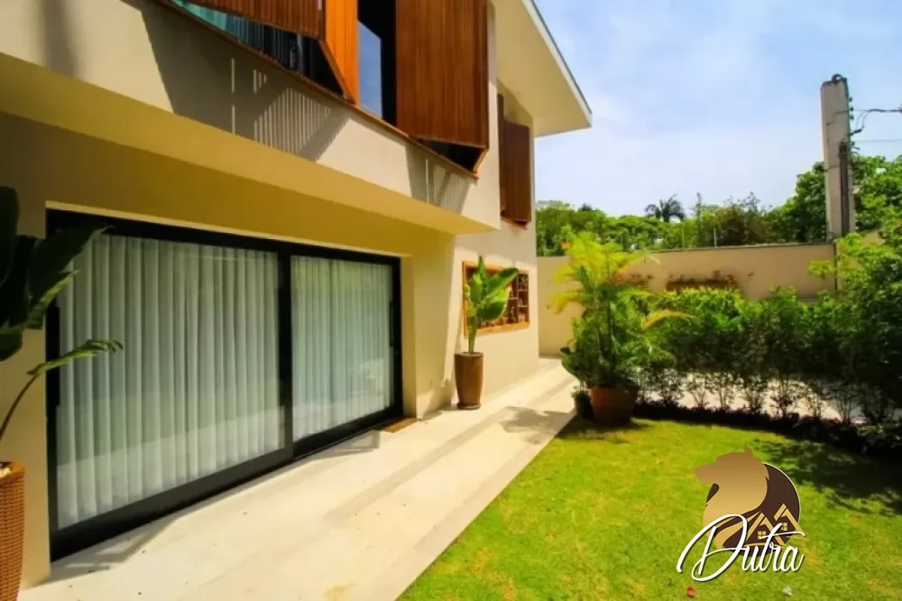 Padrão Jardim Europa 300m² 03 Dormitórios 03 Suítes 3 Vagas