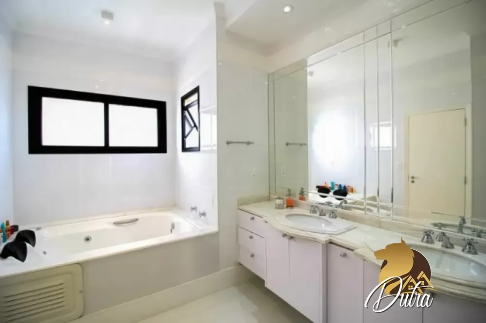 Padrão Jardim Europa 300m² 03 Dormitórios 03 Suítes 3 Vagas