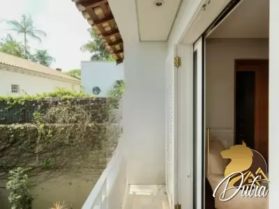 Padrão Jardim Europa 300m² 03 Dormitórios 02 Suítes 3 Vagas