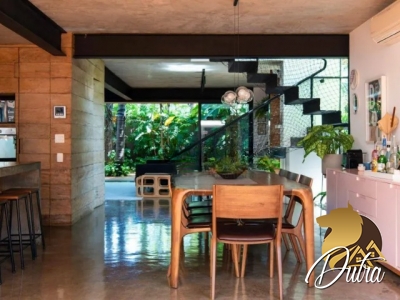 Casa de Condomínio Jardim das Bandeiras 585m² 03 Dormitórios 03 Suítes 4 Vagas