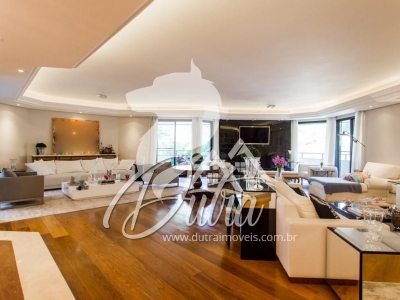 Tom Arthur Vila Uberabinha 640m² 4 suítes 4 vagas 1 depósito
